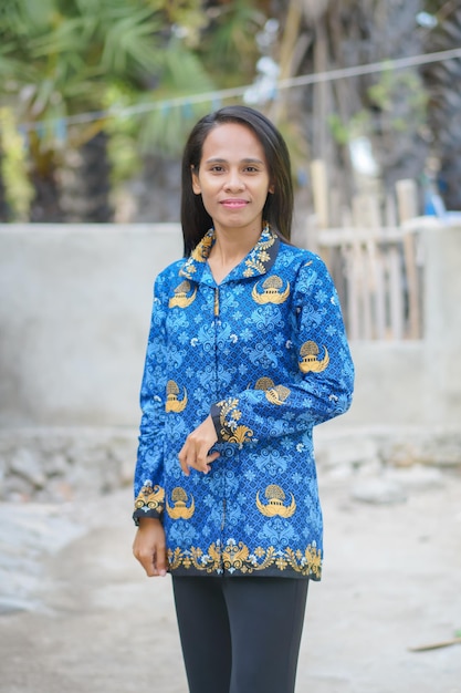 ritratto di donna asiatica che indossa batik korpri. uniforme da lavoro tradizionale indonesiana