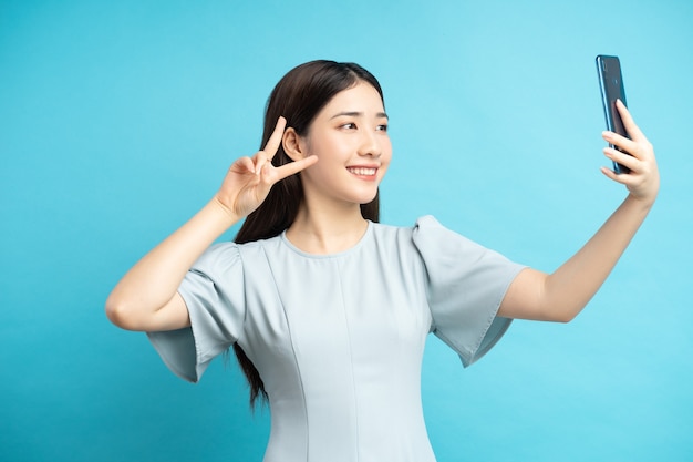 Ritratto di donna asiatica che prende selfie