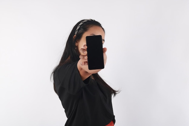 ritratto di donna asiatica che utilizza smartphone su sfondo bianco