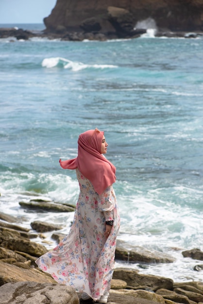 Ritratto di donna asiatica Hijab in spiaggia