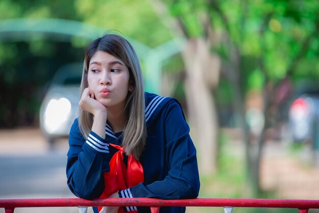 Ritratto di donna asiatica indossare abiti da studente giappone styleThailand peopleCarina ragazza posa per scattare una fotoStile di vita della donna moderna