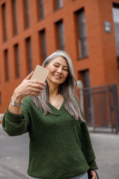 Ritratto di donna asiatica matura in città