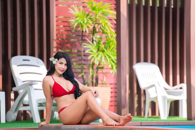 Ritratto di donna asiatica sexy in piscinaLa Thailandia ha una forma del corpo snellaConcetto di donna sanaEstate bikini alla moda