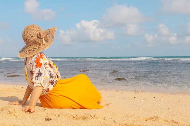 Ritratto di donna asiatica sorridente felice sul cappello da spiaggia indossare