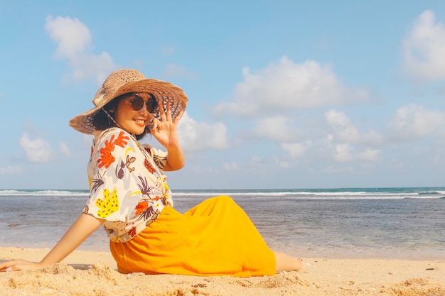 Ritratto di donna asiatica sorridente felice sul cappello da spiaggia indossare