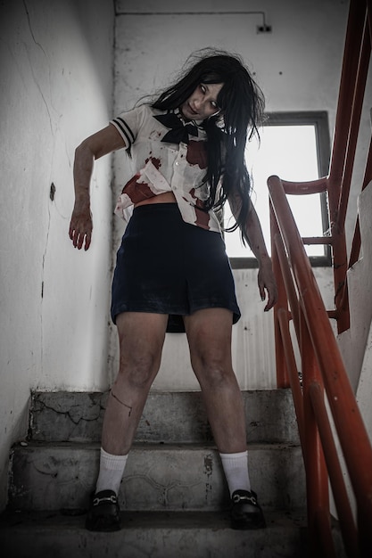 Ritratto di donna asiatica trucca il fantasmaScena horror spaventosa per lo sfondoConcetto di festival di HalloweenPoster di film fantasmaSpirito arrabbiato nell'appartamento