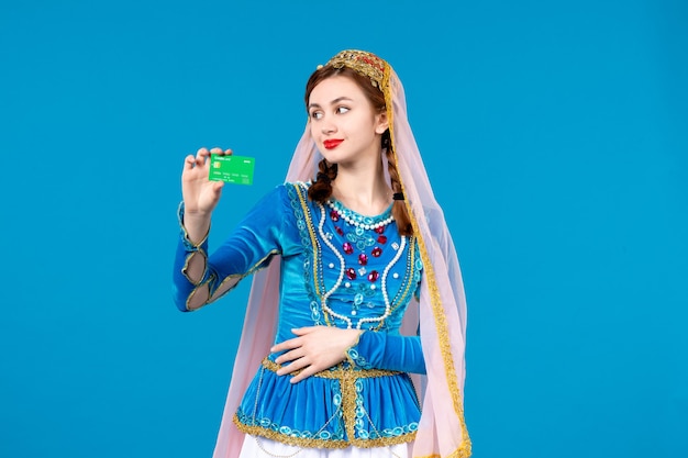 ritratto di donna azera in abito tradizionale con carta di credito