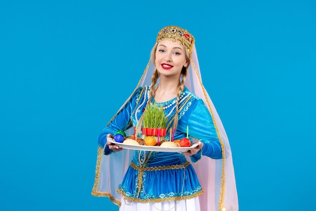 Ritratto di donna azera in abito tradizionale con novruz xonca studio girato sfondo blu colore etnico ballerino primaverile