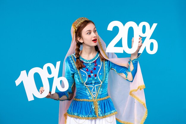 ritratto di donna azera in abito tradizionale con sconto del 10 e del 20 percento
