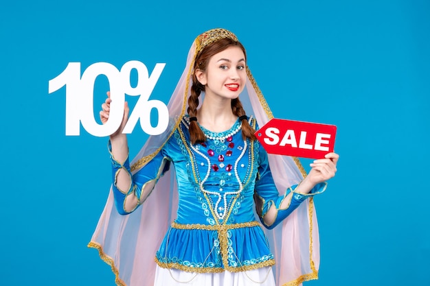 ritratto di donna azera in abito tradizionale con testo di vendita e sconto percentuale