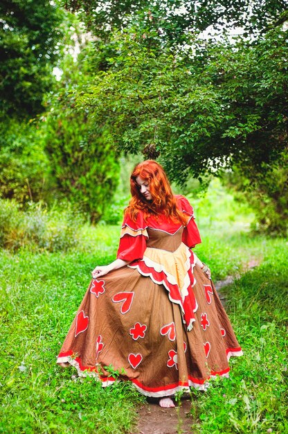 Ritratto di donna boho in posa nella campagna estiva. Stile di vita felice. Momento atmosferico.