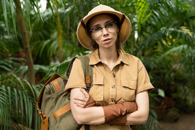 Ritratto di donna botanica in serra