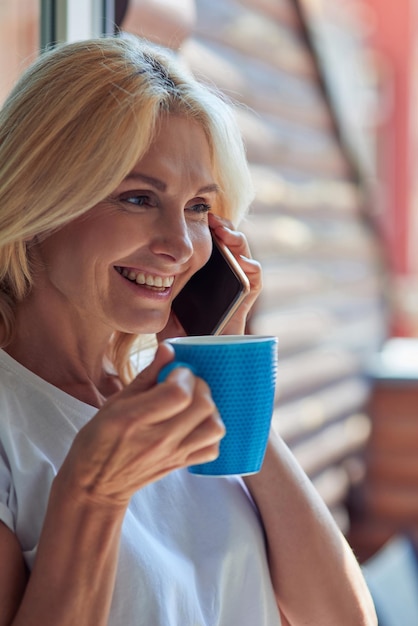 Ritratto di donna caucasica di mezza età che parla al telefono