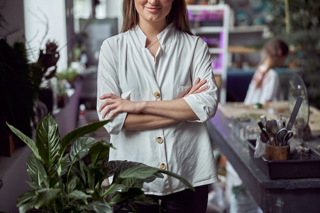 Ritratto di donna caucasica fioraio nel proprio fioraio