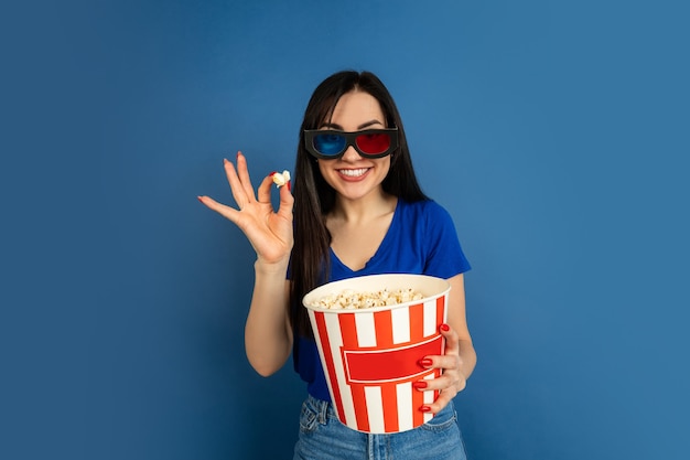 Ritratto di donna caucasica isolato su sfondo blu studio