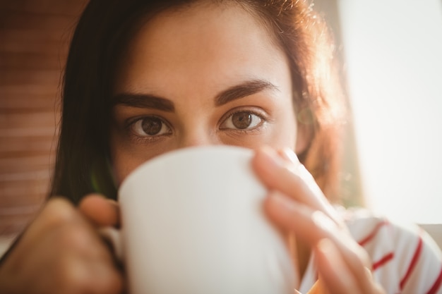 Ritratto di donna che beve caffè