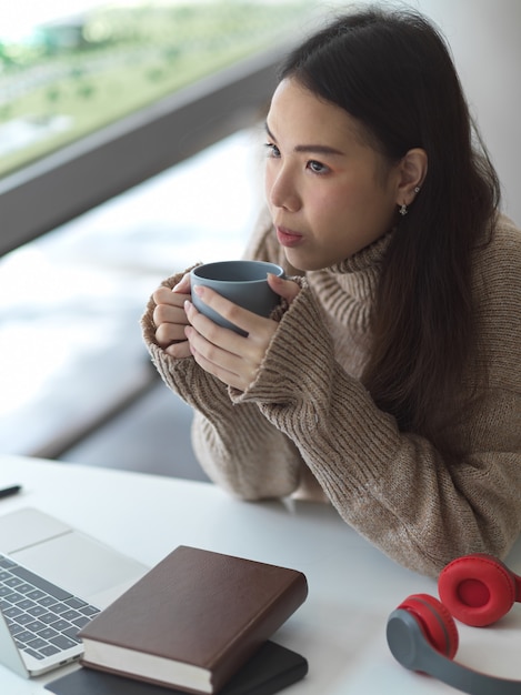 Ritratto di donna che beve caffè