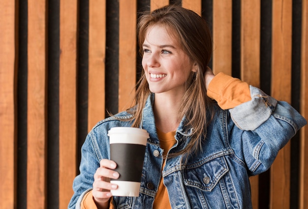 Ritratto di donna che beve il caffè