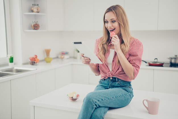 ritratto di donna che beve tè e mangia amaretti