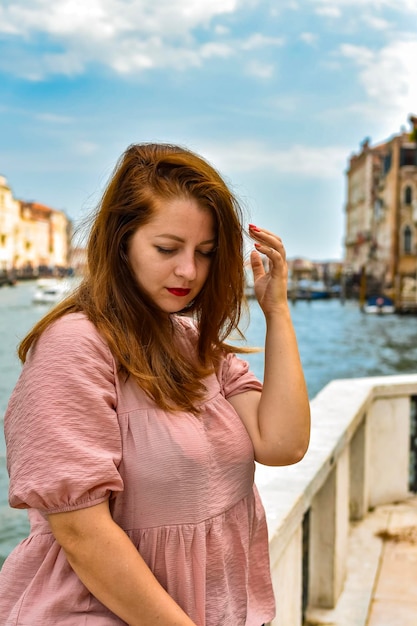 ritratto di donna che cammina nella città di Venezia