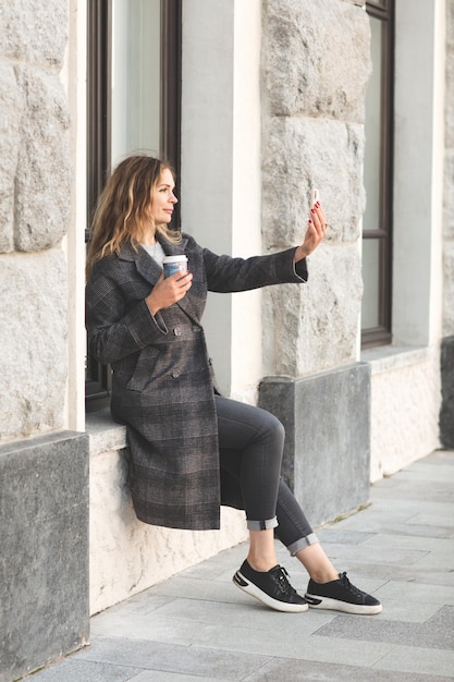 ritratto di donna che fa selfie nel parco urbano