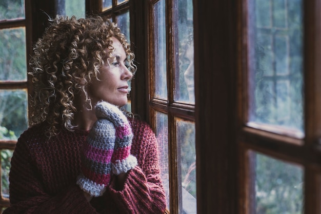 Ritratto di donna che guarda fuori casa