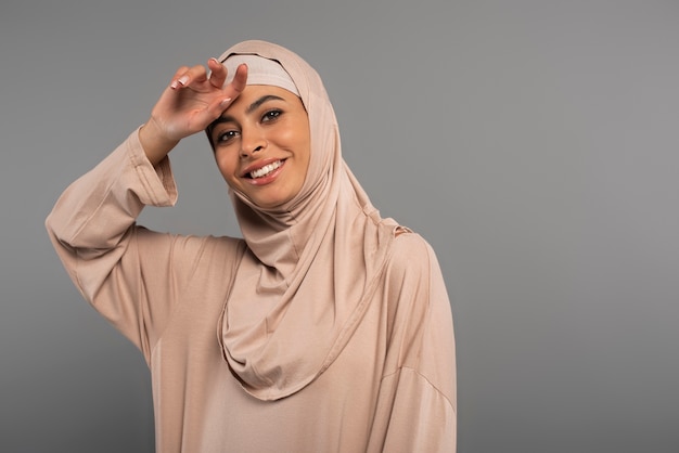 Ritratto di donna che indossa l'hijab isolato