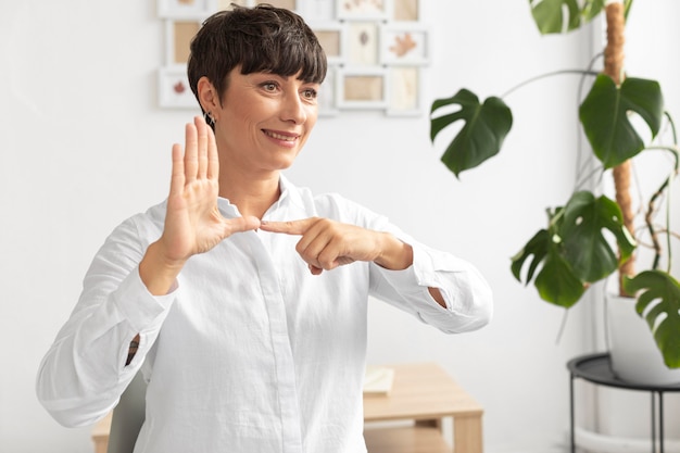 Ritratto di donna che insegna la lingua dei segni