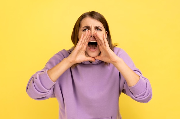 Ritratto di donna che urla gridando per la vendita annunciando ad alta voce un messaggio importante