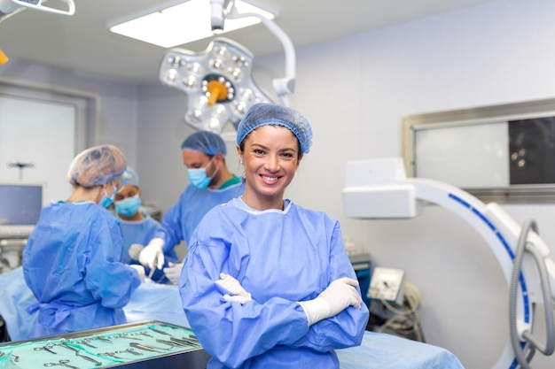 Ritratto di donna chirurgo felice in piedi in sala operatoria pronta a lavorare su un paziente Operatore medico femminile in uniforme chirurgica in sala operatoria