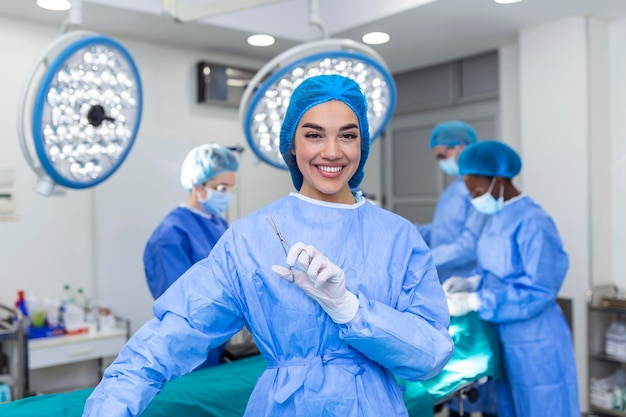 Ritratto di donna chirurgo infermiera O membro del personale vestito con maschera chirurgica per camice e rete per capelli nel teatro della sala operatoria dell'ospedale