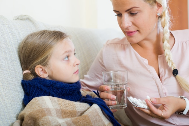 Ritratto di donna con antibiotico e bambino avendo influenza