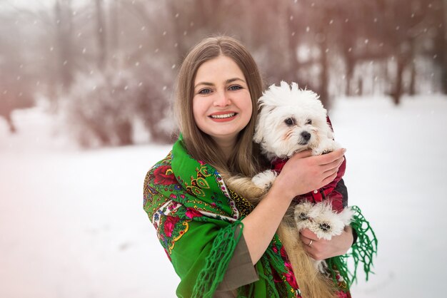 Ritratto di donna con cagnolino bianco a winter park