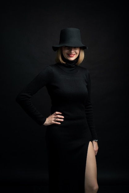 Ritratto di donna con cappello nero