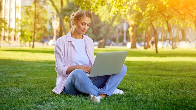 ritratto di donna con laptop