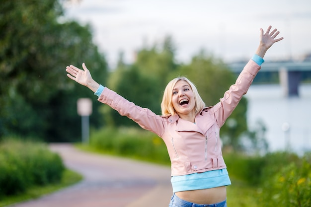 Ritratto di donna con le orecchie alzate e sorridente nel parco