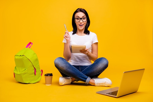 ritratto di donna con libri e laptop