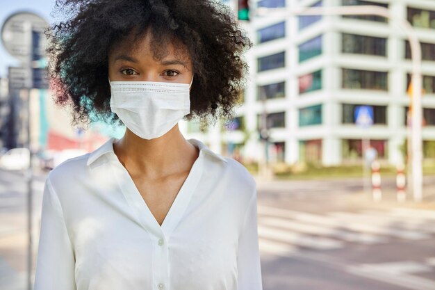 Ritratto di donna con maschera protettiva per strada