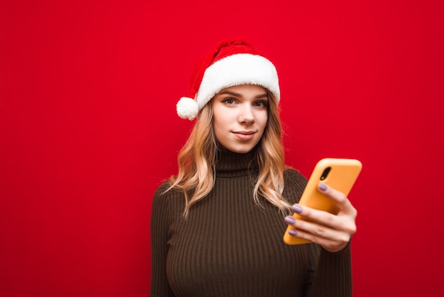 ritratto di donna con santa cappello tenendo il telefono