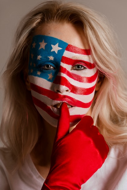 Ritratto di donna con trucco bandiera usa sul viso