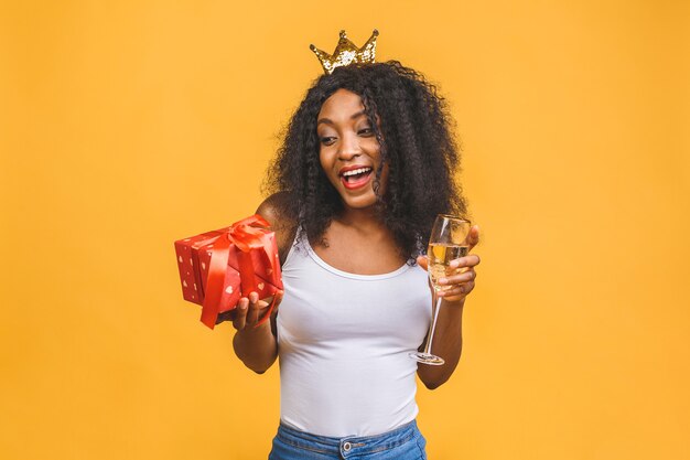 Ritratto di donna con un bicchiere di champagne e corona d'oro