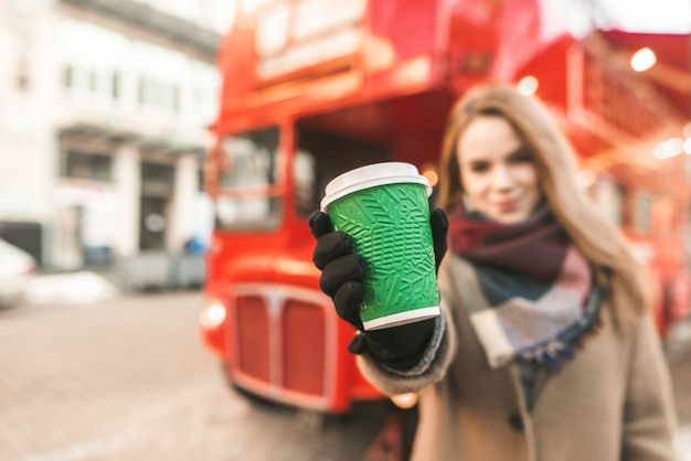 ritratto di donna con una tazza di caffè