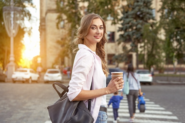 ritratto di donna con una tazza di caffè