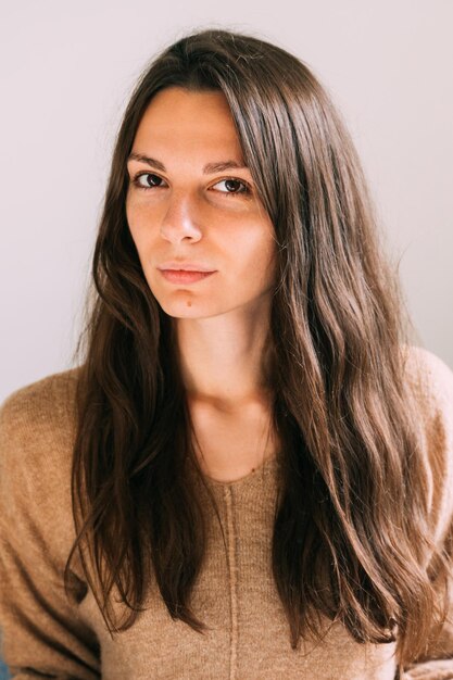 Ritratto di donna contro il muro