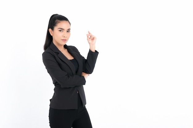 Ritratto di donna d'affari che indossa un abito nero isolato su superficie bianca
