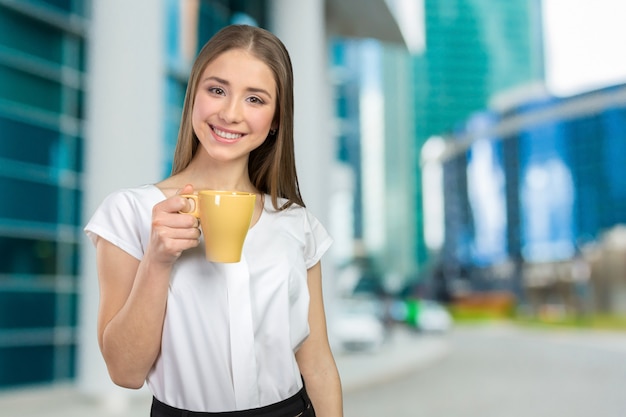 Ritratto di donna d'affari con la tazza