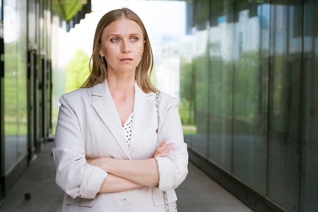 Ritratto di donna d'affari con le braccia incrociate felice ritratto professionale di successo vicino a un edificio per uffici ...