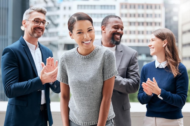 Ritratto di donna d'affari e donna con applausi personale e promozione con opportunità di carriera e professionale Faccia una persona femminile o un dipendente felice con colleghi che battono le mani successo e realizzazione