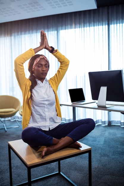 Ritratto di donna d'affari facendo yoga