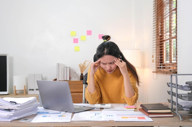 Ritratto di donna d'affari frustrata ha problemi mentre è seduta al suo posto di lavoro Concetto di stress aziendale